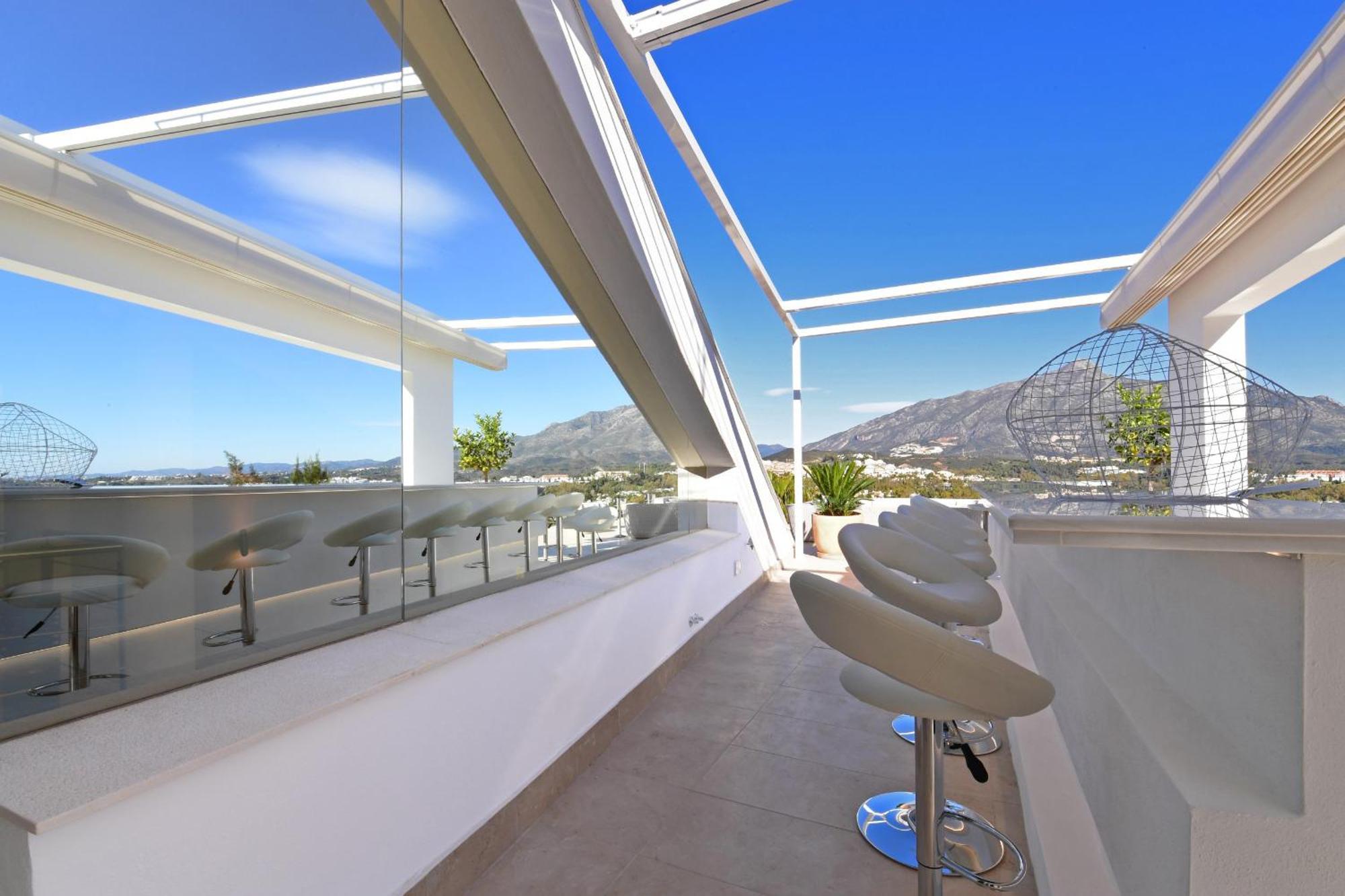 White Nueva Andalucia Villa *